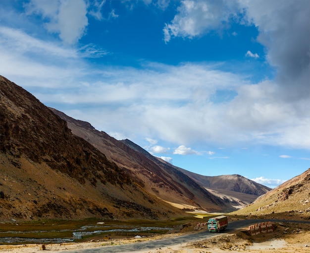 Foto manali-leh road in indische himalaya met vrachtwagen