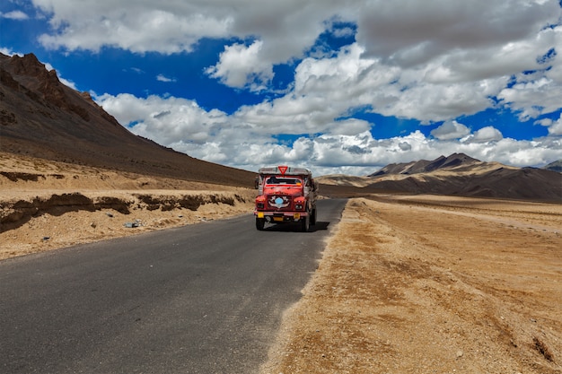 トラックとインドのヒマラヤのマナリレー道路。インド、ラダック