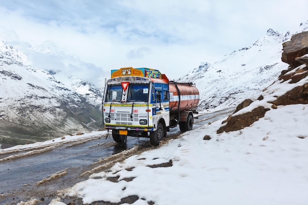 大型トラックとインド ヒマラヤの ManaliLeh 道路