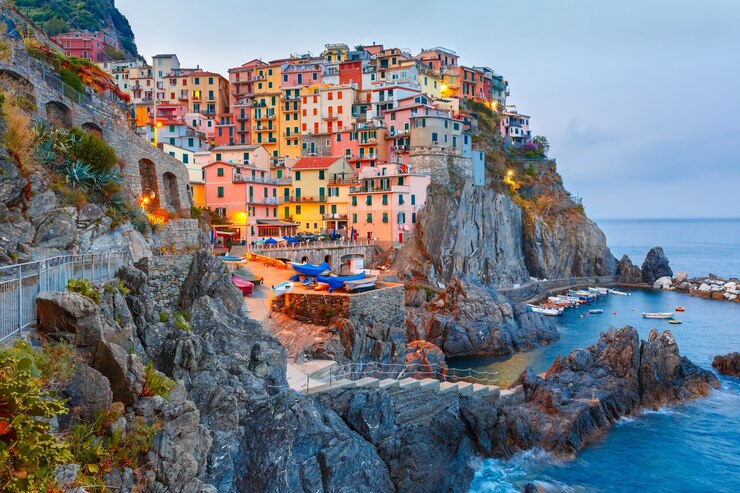 아침에 마나롤라 어촌 마을, 파이브 랜드(Five Lands), 친퀘테레 국립공원(Cinque Terre National Park), 이탈리아 리구리아(Liguria)의 바다.