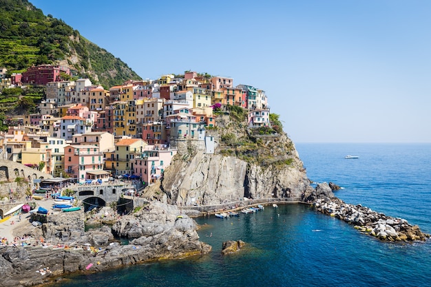 Manarola in Cinque Terre, Italië - juli 2016 - De meest in het oog springende steden van Cinque Terre