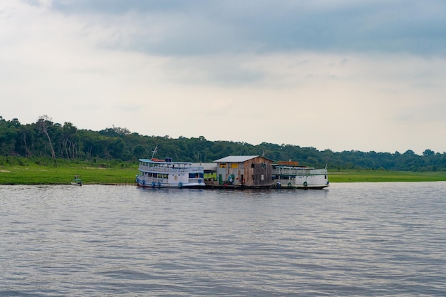 Manaus Brazilië 04 december 2015 dokhaven met boot voor reis