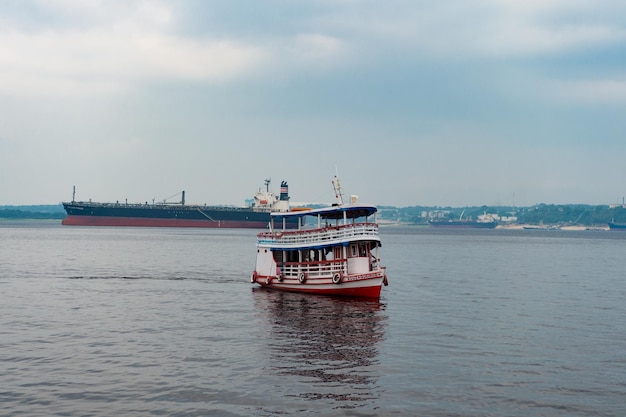 Manaus Brazilië 04 december 2015 reisveerboot in de haven