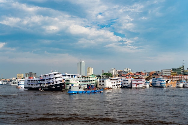 Manaus Brazilië 04 december 2015 reizende havenhaven voor zomerreis in zeehaven