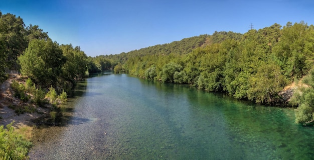 Manavgat rivier in de bergen van Antalya regio Turkije op een zonnige zomerdag