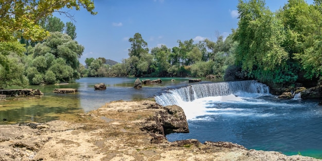 Manavgat waterval en rivier in de provincie Antalya in Turkije op een zonnige zomerdag