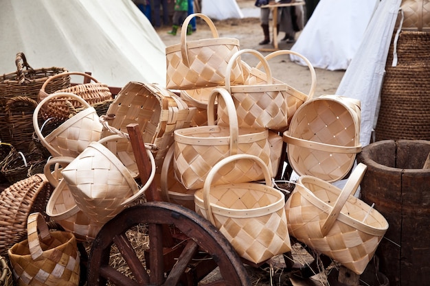 Mand met berkenschors op de markt. Reconstructie van de oudheid