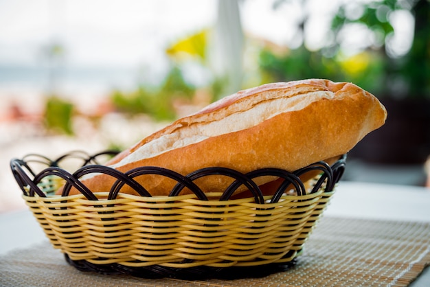 Mand met brood op de tafel. Bakkerij.