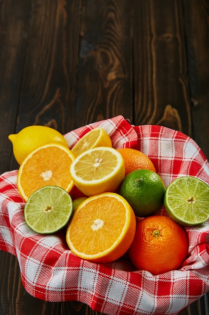 Mand met citrusvruchten