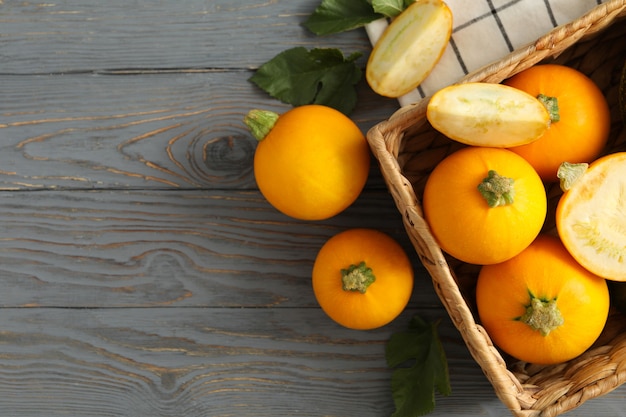 Mand met courgette op servet op houten tafel