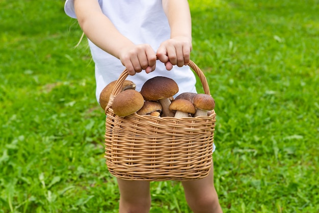 Mand met eekhoorntjesbrood in de handen van een kind