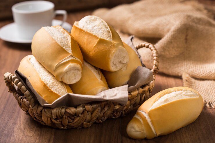 Mand met Franse broden Stokbrood traditioneel Braziliaans brood