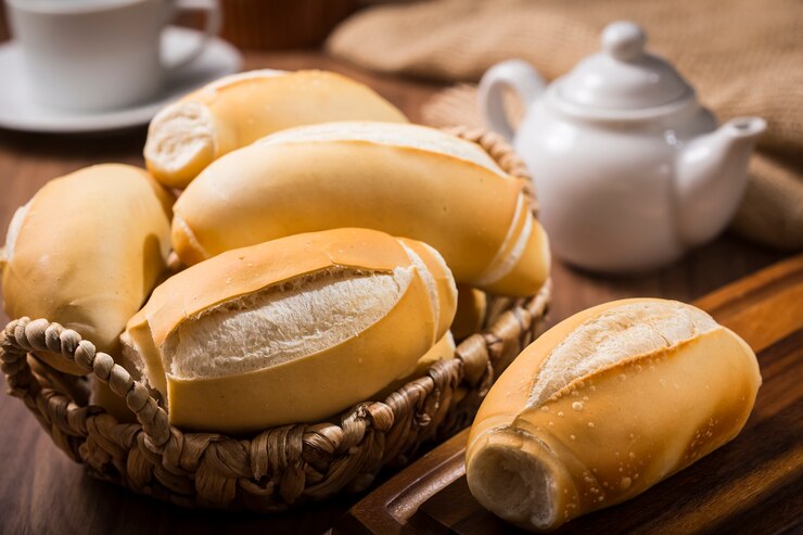 Mand met Franse broden Stokbrood traditioneel Braziliaans brood