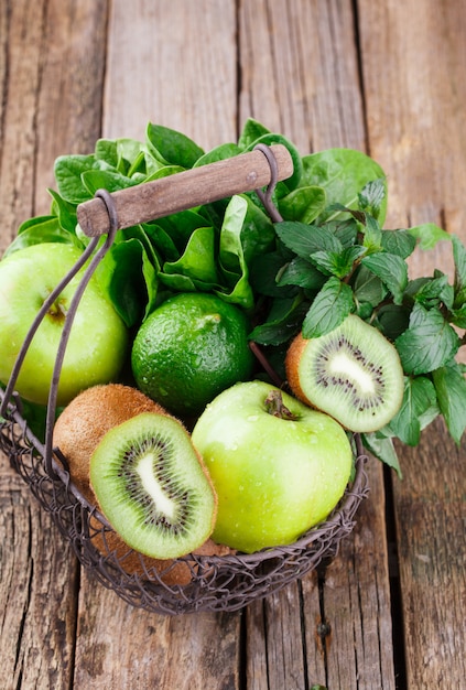 Mand met groen fruit. Vitamine groen