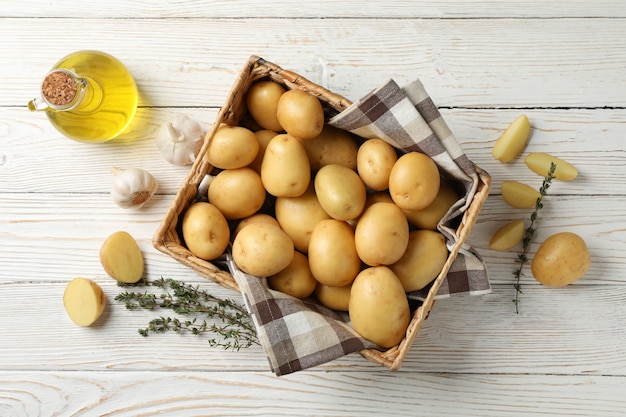 Mand met jonge aardappelen op houten oppervlak