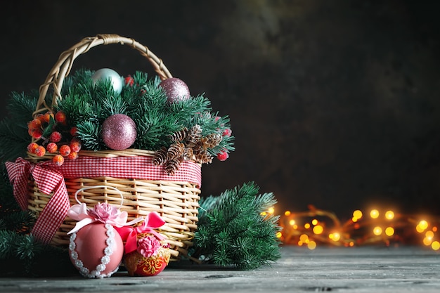 Mand met kerstballen en kerstcadeaus