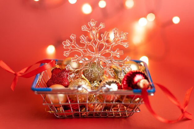 Mand met kerstspeelgoed op een rode achtergrond ballen sterren en sneeuwvlok rood en goud Hoge kwaliteit