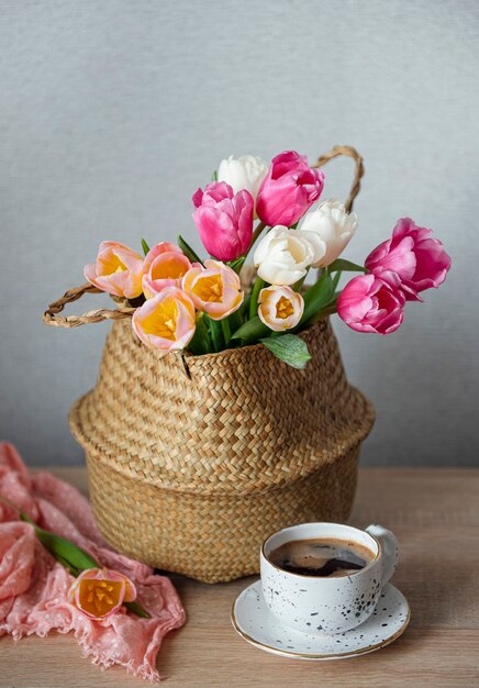 Mand met lente kleurrijke tulpen op tafel