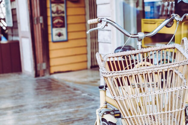 mand met oude fiets