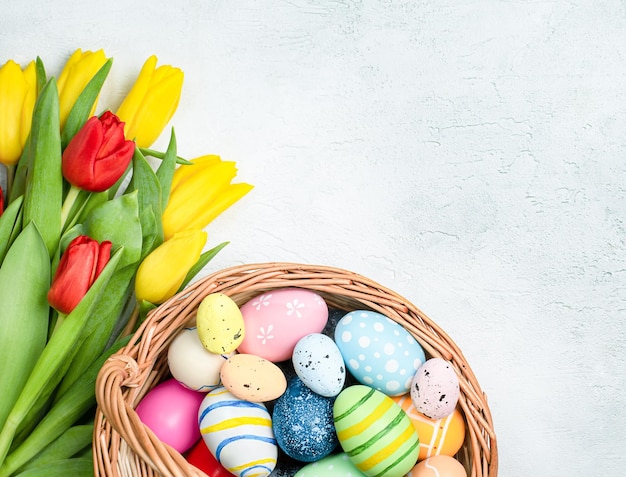 Mand met paaseieren en tulpen op een lichttafelblad uitzicht