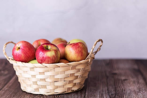 Mand met rode appels op een houten ondergrond