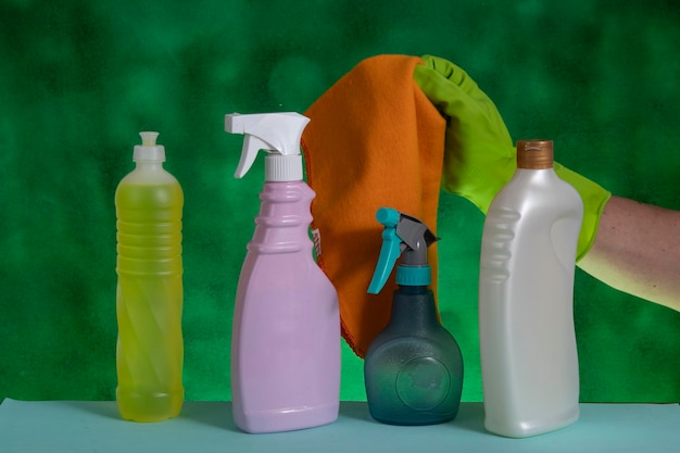 Mand met schoonmaakproducten voor gebruik in huishygiëne