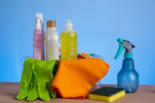 Foto mand met schoonmaakproducten voor gebruik in huishygiëne