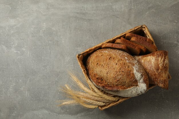 Mand met vers brood op grijze tafel