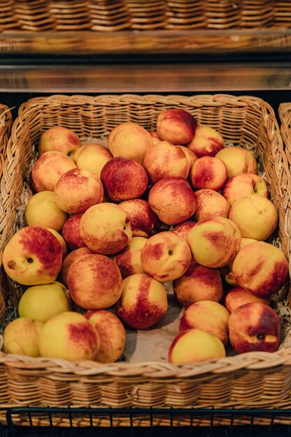 Mand met verse nectarines in de supermarkt van de supermarkt afbeelding met selectieve focus