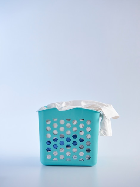 mand met vuile kleren voor het wassen