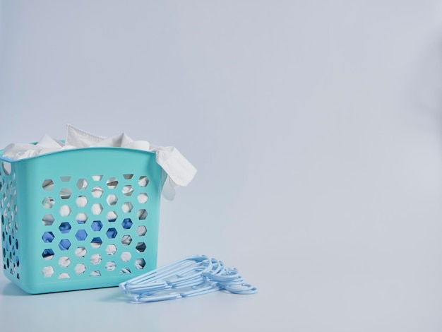 mand met vuile kleren voor het wassen