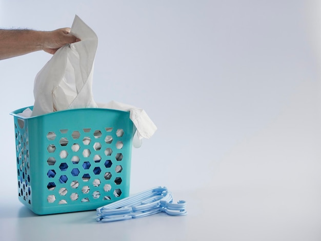 mand met vuile kleren voor het wassen