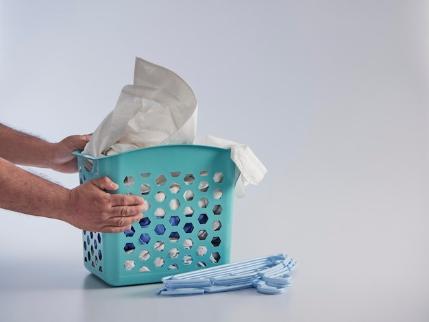 mand met vuile kleren voor het wassen