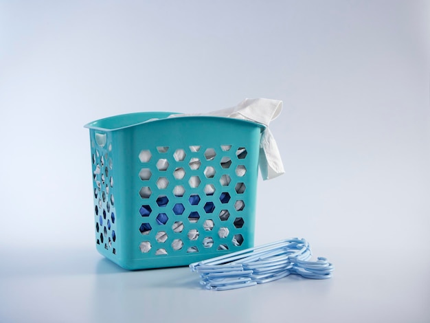 mand met vuile kleren voor het wassen