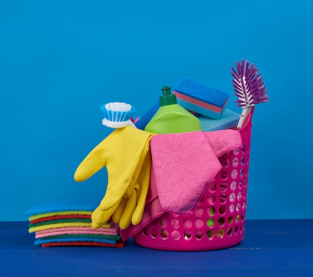 Mand met wassponzen, rubberen handschoenen en borstels