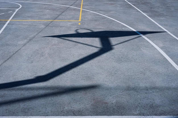 Mand silhouet op de straat basket court