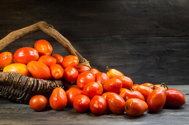 Mand vol met perentomaten op rustiek hout