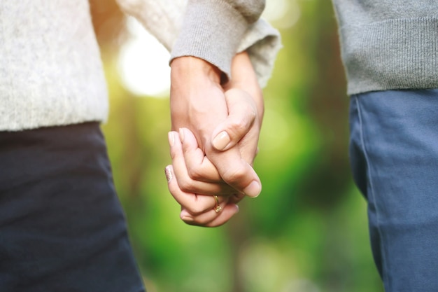 Mand and woman holding hands