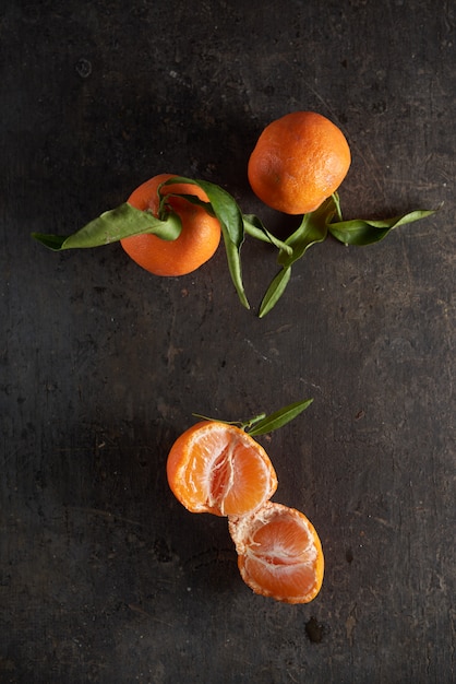 Foto mandarijn gehele oranje vruchten op houten achtergrond.