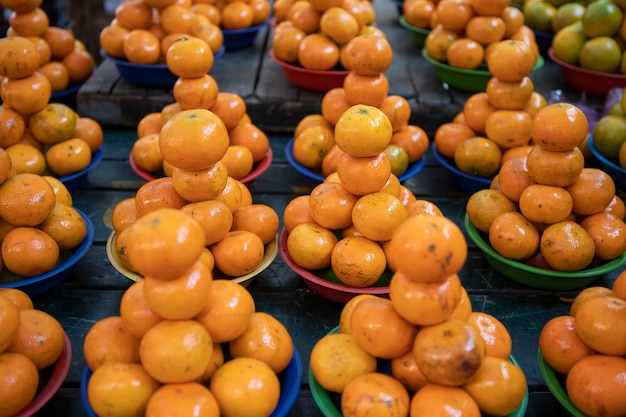 Foto mandarijn, mandarijn in mand te koop op openluchtmarkt.