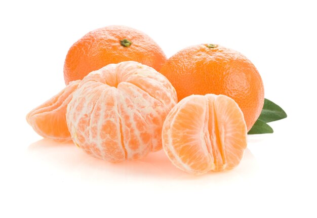 Mandarijn oranje fruit en plakjes geïsoleerd op wit