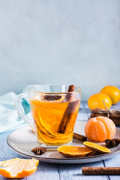 Mandarijn thee met kaneel en anijs in een kopje op tafel Antioxidant dieet Verticale weergave