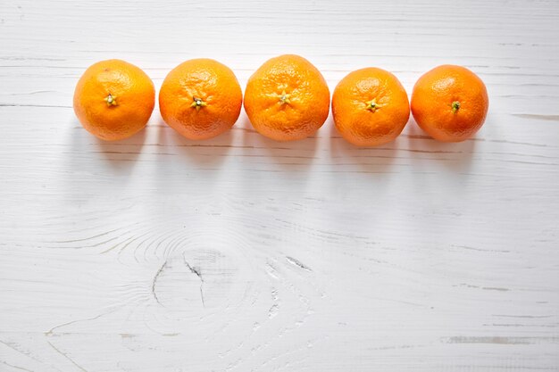 Foto mandarijn vruchten op een witte houten tafel