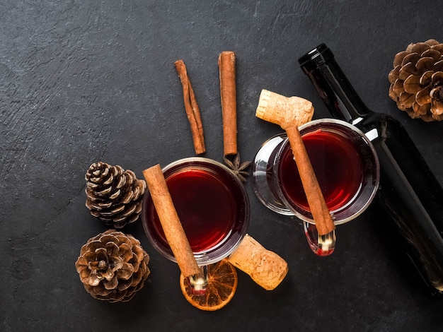 mandarijnen en twijgenboom met twee glazen warme glühwein met sinaasappels en kruiden.