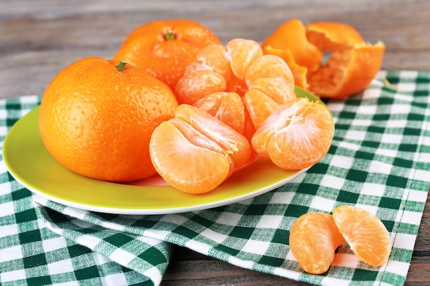 Mandarijnen in bord op tafel