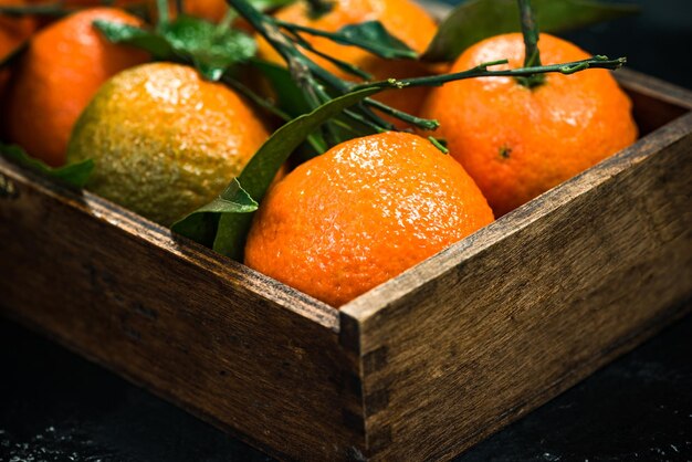 Mandarijnen of clementines in houten krat