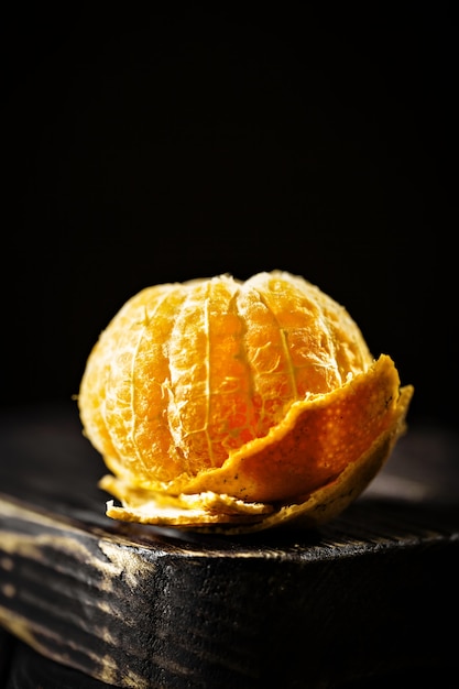 Foto mandarijnen op een ouderwetse landtafel. selectieve aandacht. verticaal.