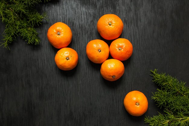 Mandarijnen op een zwarte achtergrond. Veel vers fruit - mandarijnen.