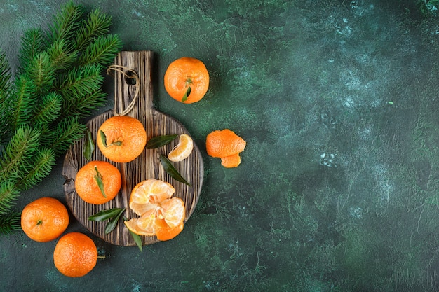 Mandarijnen sinaasappels, mandarijnen, clementines, citrusvruchten met bladeren