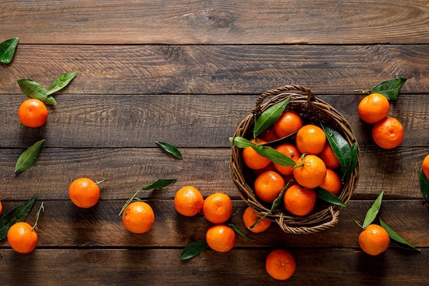Mandarijnen verse mandarijnen clementines met bladeren op houten achtergrond Bovenaanzicht kopie ruimte